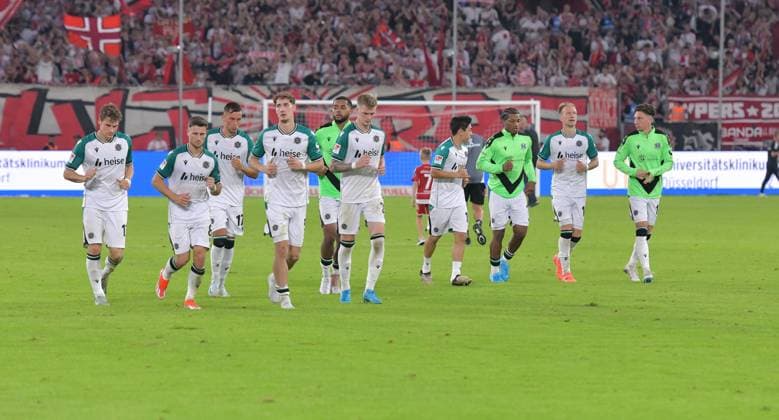 30.08.2024, xblx, Fussball 2.Bundesliga, Fortuna Duesseldorf - Hannover 96 emspor, v.l. Hannover ebeim Auslaufen (DFL DFB REGULATIONS PROHIBIT ANY USE OF PHOTOGRAPHS as IMAGE SEQUENCES and or QUASI-VIDEO) Duesseldorf