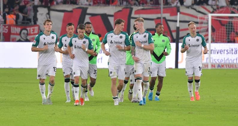30.08.2024, xblx, Fussball 2.Bundesliga, Fortuna Duesseldorf - Hannover 96 emspor, v.l. Hannover beim Auslaufen (DFL DFB REGULATIONS PROHIBIT ANY USE OF PHOTOGRAPHS as IMAGE SEQUENCES and or QUASI-VIDEO) Duesseldorf