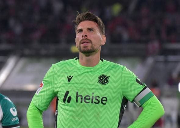 30.08.2024, xblx, Fussball 2.Bundesliga, Fortuna Duesseldorf - Hannover 96 emspor, v.l. Ron-Robert Ziegler (Hannover 96) Hannover enttaeuscht, enttaeuscht schauend, dissapointed, Enttäuschung, Enttaeuschung, bedankt bedanken sich bei den Fans, (DFL DFB REGULATIONS PROHIBIT ANY USE OF PHOTOGRAPHS as IMAGE SEQUENCES and or QUASI-VIDEO) Duesseldorf