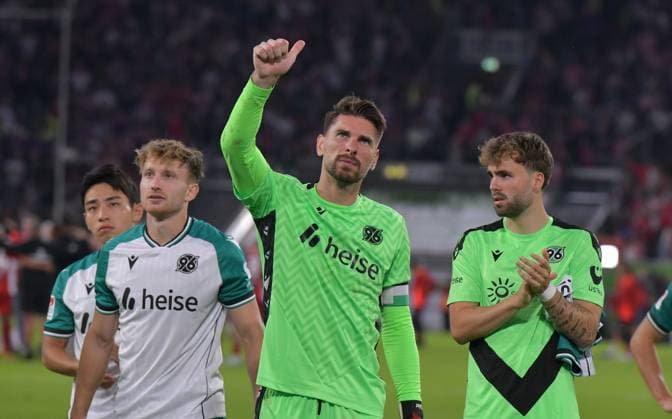 30.08.2024, xblx, Fussball 2.Bundesliga, Fortuna Duesseldorf - Hannover 96 emspor, v.l. Jannik Dehm (Hannover 96), Ron-Robert Ziegler (Hannover 96), Kolja Oudenne (Hannover 96) Hannover enttaeuscht, enttaeuscht schauend, dissapointed, Enttäuschung, Enttaeuschung, bedankt bedanken sich bei den Fans, (DFL DFB REGULATIONS PROHIBIT ANY USE OF PHOTOGRAPHS as IMAGE SEQUENCES and or QUASI-VIDEO) Duesseldorf