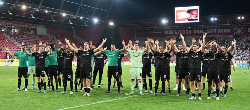 Sport Bilder des Tages 30.08.2024 - Fussball - Saison 2024 2025 - 2. Fussball - Bundesliga - 04. Spieltag: SSV Jahn Regensburg - SpVgg Greuther Fürth ( Kleeblatt ) - Sportfoto Zink - xwoxzix - DFL regulations prohibit any use of photographs as image sequences and or quasi-video - only for editorial use - Mannschaft Team Fürth vor Fans Fanblock nach Spielende