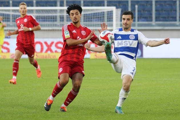 Duisburg, Deutschland 30. August 2024: Regionalliga West - 2024 2025 - MSV Duisburg vs. Fortuna Düsseldorf U23 Im Bild: v. li. im Zweikampf Hamza Anhari (Fortuna Düsseldorf U23) und Moritz Montag (MSV Duisburg) Schauinsland-Reisen Arena Nordrhein Westfalen