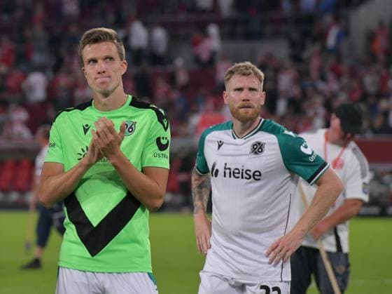 30.08.2024, xblx, Fussball 2.Bundesliga, Fortuna Duesseldorf - Hannover 96 emspor, v.l. Fabian Kunze (Hannover 96), Andreas Voglsammer (Hannover 96) Hannover enttaeuscht, enttaeuscht schauend, dissapointed, Enttäuschung, Enttaeuschung, bedankt bedanken sich bei den Fans, (DFL DFB REGULATIONS PROHIBIT ANY USE OF PHOTOGRAPHS as IMAGE SEQUENCES and or QUASI-VIDEO) Duesseldorf