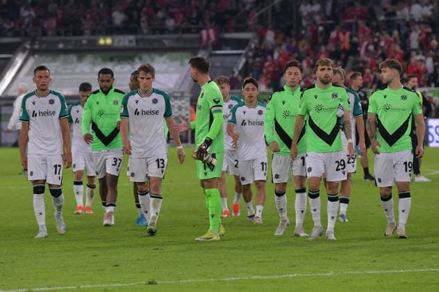 30.08.2024, xblx, Fussball 2.Bundesliga, Fortuna Duesseldorf - Hannover 96 emspor, v.l. Hannover enttaeuscht, enttaeuscht schauend, dissapointed, Enttäuschung, Enttaeuschung, bedankt bedanken sich bei den Fans, (DFL DFB REGULATIONS PROHIBIT ANY USE OF PHOTOGRAPHS as IMAGE SEQUENCES and or QUASI-VIDEO) Duesseldorf