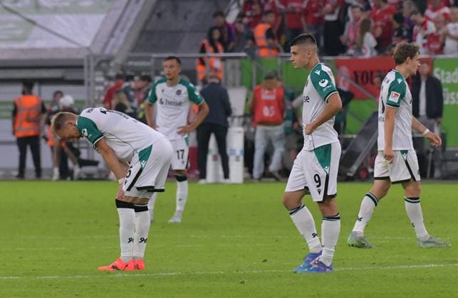 30.08.2024, xblx, Fussball 2.Bundesliga, Fortuna Duesseldorf - Hannover 96 emspor, v.l. Havard Nielsen (Hannover 96), Bartloiej Wdowik (Hannover 96), Nicolo Tresoldi (Hannover 96), Max Christiansen (Hannover 96) Hannover enttaeuscht, enttaeuscht schauend, dissapointed, Enttäuschung, Enttaeuschung, (DFL DFB REGULATIONS PROHIBIT ANY USE OF PHOTOGRAPHS as IMAGE SEQUENCES and or QUASI-VIDEO) Duesseldorf