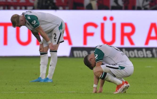 30.08.2024, xblx, Fussball 2.Bundesliga, Fortuna Duesseldorf - Hannover 96 emspor, v.l. Josh Knight (Hannover 96), Enzo Leopold (Hannover 96) Hannover enttaeuscht, enttaeuscht schauend, dissapointed, Enttäuschung, Enttaeuschung, (DFL DFB REGULATIONS PROHIBIT ANY USE OF PHOTOGRAPHS as IMAGE SEQUENCES and or QUASI-VIDEO) Duesseldorf