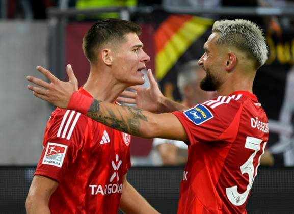 Merkur Spielarena Düsseldorf 30.8.2024, 2. Fussball Bundesliga Saison 2024 25 4. Spieltag, Fortuna Düsseldorf (F95) vs Hannover 96 (H96) - Torschütze Danny Schmidt (F95) jubelt nach seinem Tor mit Nikolas Gavory (F95)
