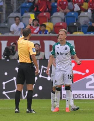 30.08.2024, xblx, Fussball 2.Bundesliga, Fortuna Duesseldorf - Hannover 96 emspor, v.l. Schiedsrichter Florian Heft, Havard Nielsen (Hannover 96), Gelbe Karte fuer, receive a yellow card, (DFL DFB REGULATIONS PROHIBIT ANY USE OF PHOTOGRAPHS as IMAGE SEQUENCES and or QUASI-VIDEO) Duesseldorf