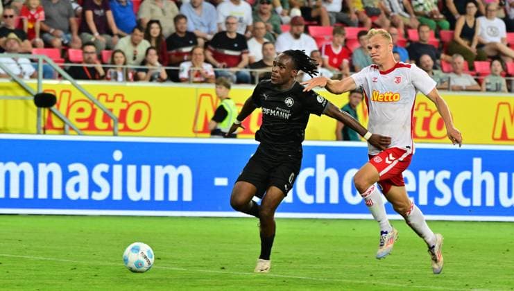 30.08.2024 - Fussball - Saison 2024 2025 - 2. Fussball - Bundesliga - 04. Spieltag: SSV Jahn Regensburg - SpVgg Greuther Fürth ( Kleeblatt ) - Sportfoto Zink MeZi - xmexzix - DFL regulations prohibit any use of photographs as image sequences and or quasi-video - only for editorial use - Noel Futkeu (9, SpVgg Greuther Fürth ) Louis Breunig (16, SSV Jahn Regensburg, rechts )