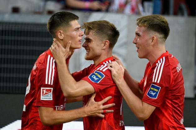 Merkur Spielarena Düsseldorf 30.8.2024, 2. Fussball Bundesliga Saison 2024 25 4. Spieltag, Fortuna Düsseldorf (F95) vs Hannover 96 (H96) - Torschütze Danny Schmidt (F95) jubelt nach seinem Tor mit Tim Rossmann (F95, m) und Isak Johannesson (F95)