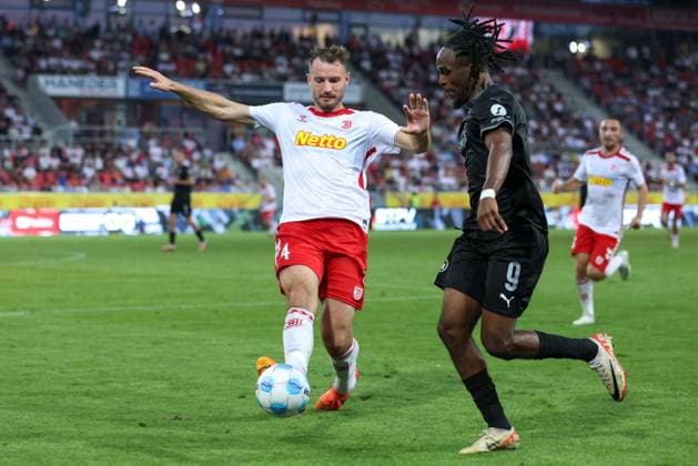 Fußball 2. Bundesliga 4. Spieltag SSV Jahn Regensburg - SpVgg Greuther Fürth am 30.08.2024 im Jahnstadion Regensburg in Regensburg Florian Ballas ( Regensburg ), links - Noel Futkeu ( Fürth ), rechts DFL regulations prohibit any use of photographs as image sequences and or quasi-video