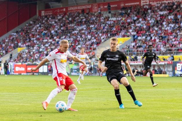 30.08.2024, Fussball, GER, Saison, 2.Liga, Saision 2024 2025, SSV Jahn Regensburg - Spvgg Greuther Fürth Kai Pröger (SSV Jahn Regensburg) am Ball gegen Luca Itter DFL REGULATIONS PROHIBIT ANY USE OF PHOTOGRAPHS AS IMAGE SEQUENCES AND OR QUASI-VIDEO. Regensburg Bayern Deutschland Jahnstadion Regensburg