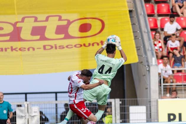 30.08.2024, Fussball, GER, Saison, 2.Liga, Saision 2024 2025, SSV Jahn Regensburg - Spvgg Greuther Fürth Nahuel Noll am Ball vor Christian Kühlwetter (SSV Jahn Regensburg) DFL REGULATIONS PROHIBIT ANY USE OF PHOTOGRAPHS AS IMAGE SEQUENCES AND OR QUASI-VIDEO. Regensburg Bayern Deutschland Jahnstadion Regensburg
