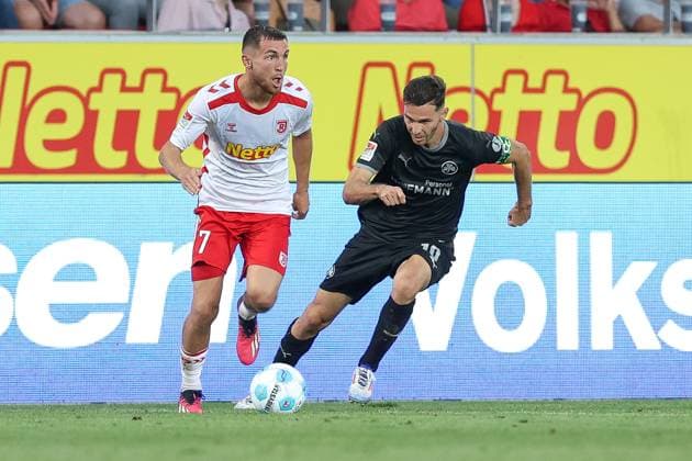 Fußball 2. Bundesliga 4. Spieltag SSV Jahn Regensburg - SpVgg Greuther Fürth am 30.08.2024 im Jahnstadion Regensburg in Regensburg Oscar Schönfelder ( Regensburg ), links - Branimir Hrgota ( Fürth ), rechts DFL regulations prohibit any use of photographs as image sequences and or quasi-video