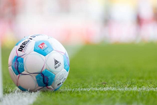 30.08.2024, Fussball, GER, Saison, 2.Liga, Saision 2024 2025, SSV Jahn Regensburg - Spvgg Greuther Fürth Spielball liegt zum Eckball bereit DFL REGULATIONS PROHIBIT ANY USE OF PHOTOGRAPHS AS IMAGE SEQUENCES AND OR QUASI-VIDEO. Regensburg Bayern Deutschland Jahnstadion Regensburg