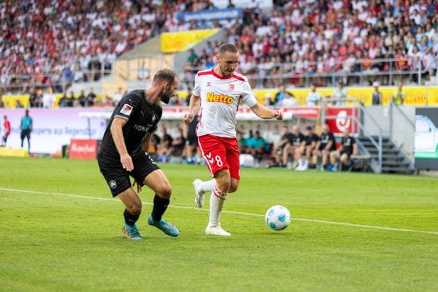 30.08.2024, Fussball, GER, Saison, 2.Liga, Saision 2024 2025, SSV Jahn Regensburg - Spvgg Greuther Fürth Andreas Geipl (SSV Jahn) am Ball gegen Simon Asta DFL REGULATIONS PROHIBIT ANY USE OF PHOTOGRAPHS AS IMAGE SEQUENCES AND OR QUASI-VIDEO. Regensburg Bayern Deutschland Jahnstadion Regensburg