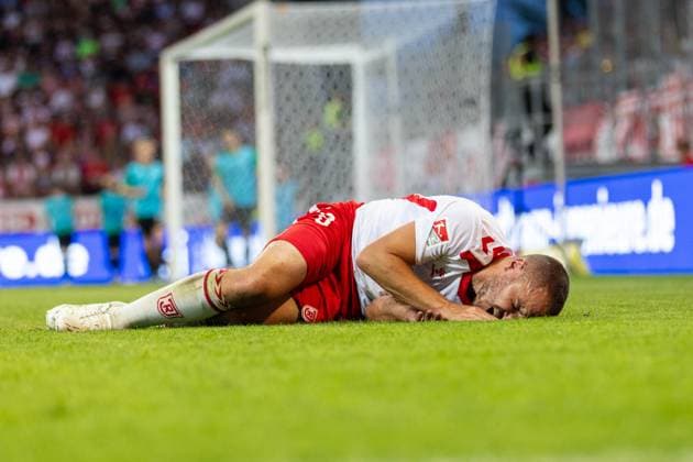30.08.2024, Fussball, GER, Saison, 2.Liga, Saision 2024 2025, SSV Jahn Regensburg - Spvgg Greuther Fürth Andreas Geipl (SSV Jahn) liegt verletzt am Boden DFL REGULATIONS PROHIBIT ANY USE OF PHOTOGRAPHS AS IMAGE SEQUENCES AND OR QUASI-VIDEO. Regensburg Bayern Deutschland Jahnstadion Regensburg