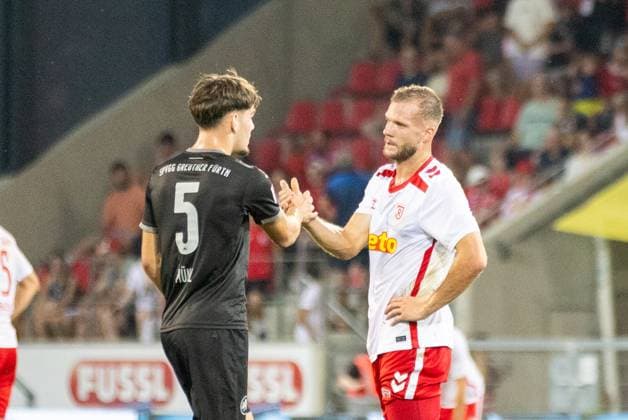 30.08.2024, Fussball, GER, Saison, 2.Liga, Saision 2024 2025, SSV Jahn Regensburg - Spvgg Greuther Fürth Jubel nach dem Schlusspfiff bei den Fürthern und Enttäuschung bei den Regensburgern DFL REGULATIONS PROHIBIT ANY USE OF PHOTOGRAPHS AS IMAGE SEQUENCES AND OR QUASI-VIDEO. Regensburg Bayern Deutschland Jahnstadion Regensburg
