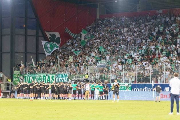 30.08.2024, Fussball, GER, Saison, 2.Liga, Saision 2024 2025, SSV Jahn Regensburg - Spvgg Greuther Fürth Die Fürther Spieler feiern den Sieg mit dem mitgereisten Anhang DFL REGULATIONS PROHIBIT ANY USE OF PHOTOGRAPHS AS IMAGE SEQUENCES AND OR QUASI-VIDEO. Regensburg Bayern Deutschland Jahnstadion Regensburg