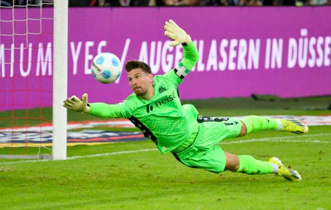 Merkur Spielarena Düsseldorf 30.8.2024, 2. Fussball Bundesliga Saison 2024 25 4. Spieltag, Fortuna Düsseldorf (F95) vs Hannover 96 (H96) - Torwart Ron-Robert Zieler (H96) beim Tor zum 1:0