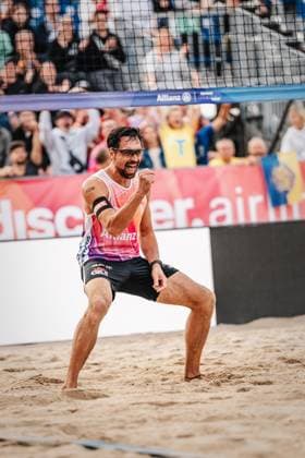 Beachvolleyball Männer Allianz German Beach Tour Deutsche Beachvolleyball-Meisterschaft 2024 30.08.2024 Jonathan Erdmann jubelt Timmendorfer Strand Ahmann-Hager-Arena Schleswig-Holstein Deutschland