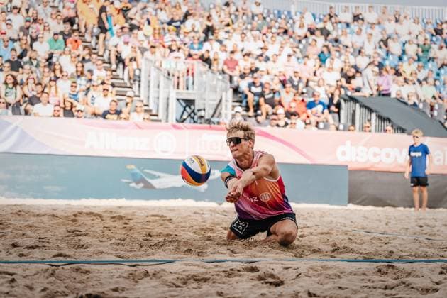 Beachvolleyball Männer Allianz German Beach Tour Deutsche Beachvolleyball-Meisterschaft 2024 30.08.2024 Simon Kulzer spielt den Ball Timmendorfer Strand Ahmann-Hager-Arena Schleswig-Holstein Deutschland