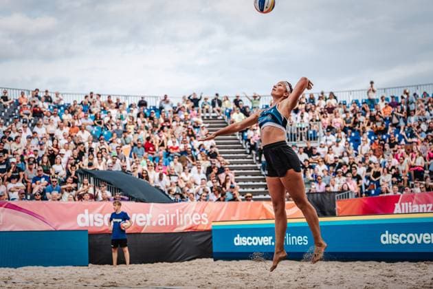 Beachvolleyball Frauen Allianz German Beach Tour Deutsche Beachvolleyball-Meisterschaft 2024 30.08.2024 Isabel Schneider schlägt auf Timmendorfer Strand Ahmann-Hager-Arena Schleswig-Holstein Deutschland