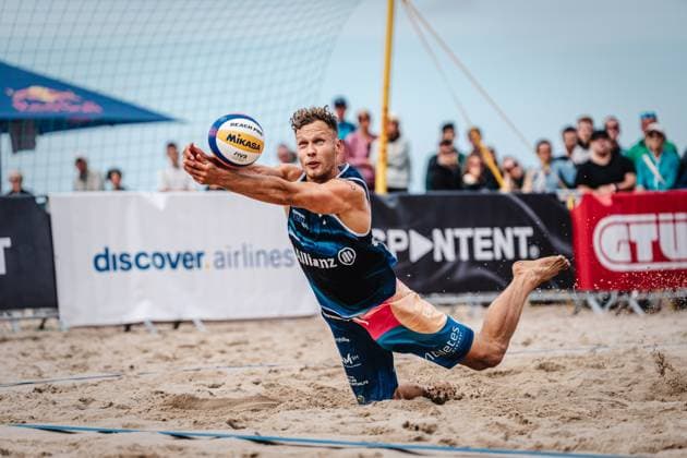 Beachvolleyball Männer Allianz German Beach Tour Deutsche Beachvolleyball-Meisterschaft 2024 30.08.2024 Eric Stadie spielt den Ball Timmendorfer Strand Ahmann-Hager-Arena Schleswig-Holstein Deutschland