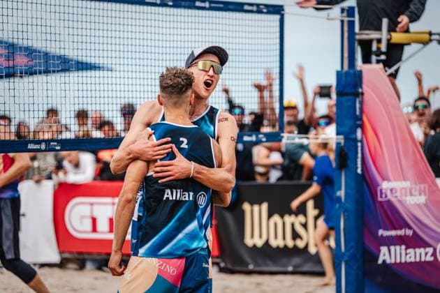 Beachvolleyball Männer Allianz German Beach Tour Deutsche Beachvolleyball-Meisterschaft 2024 30.08.2024 Momme Lorenz (rechts) nimmt Eric Stadie (links) in den Arm Timmendorfer Strand Ahmann-Hager-Arena Schleswig-Holstein Deutschland