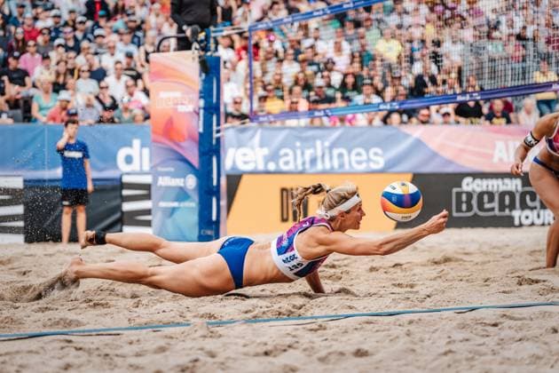 Beachvolleyball Frauen Allianz German Beach Tour Deutsche Beachvolleyball-Meisterschaft 2024 30.08.2024 Kim van de Velde springt zum Ball Timmendorfer Strand Ahmann-Hager-Arena Schleswig-Holstein Deutschland