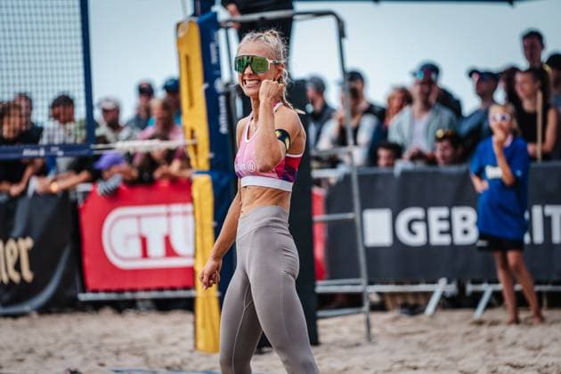 Beachvolleyball Frauen Allianz German Beach Tour Deutsche Beachvolleyball-Meisterschaft 2024 30.08.2024 Paula Schürholz freut sich Timmendorfer Strand Ahmann-Hager-Arena Schleswig-Holstein Deutschland