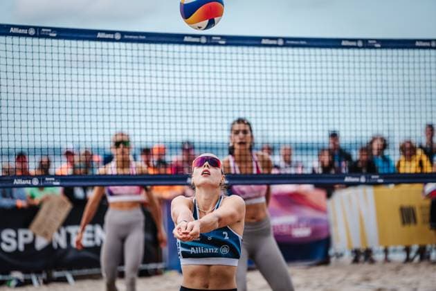Beachvolleyball Frauen Allianz German Beach Tour Deutsche Beachvolleyball-Meisterschaft 2024 30.08.2024 Elea Beutel spietl den Ball Timmendorfer Strand Ahmann-Hager-Arena Schleswig-Holstein Deutschland