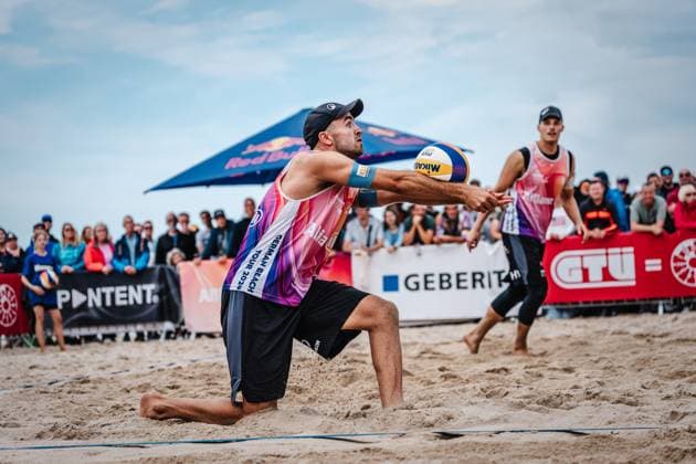 Beachvolleyball Männer Allianz German Beach Tour Deutsche Beachvolleyball-Meisterschaft 2024 30.08.2024 Tilo Rietschel nimmt den Ball an Timmendorfer Strand Ahmann-Hager-Arena Schleswig-Holstein Deutschland
