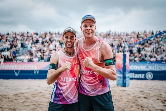 Beachvolleyball Männer Allianz German Beach Tour Deutsche Beachvolleyball-Meisterschaft 2024 30.08.2024 v.l. Nils Ehlers und Clemens Wickler jubel nach dem Sieg Timmendorfer Strand Ahmann-Hager-Arena Schleswig-Holstein Deutschland