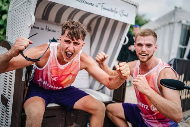 Sport Bilder des Tages Beachvolleyball Männer Allianz German Beach Tour Deutsche Beachvolleyball-Meisterschaft 2024 30.08.2024 v.l. Yannik Ahr und Luis Henrichs jubeln nach ihrem Sieg Timmendorfer Strand Ahmann-Hager-Arena Schleswig-Holstein Deutschland