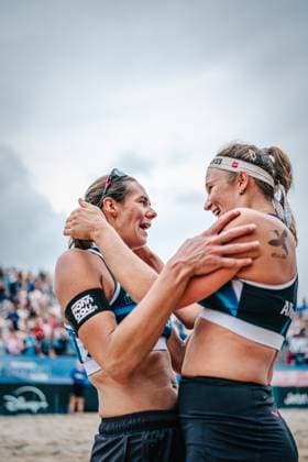 Beachvolleyball Frauen Allianz German Beach Tour Deutsche Beachvolleyball-Meisterschaft 2024 30.08.2024 v.l. Kira Walkenhorst und Isabel Schneider Timmendorfer Strand Ahmann-Hager-Arena Schleswig-Holstein Deutschland