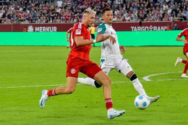 Strafraumszene Torchance von Jona Niemiec (Duesseldorf 18) (li.) Bartloiej Wdowik(Hannover 17) 30.08.2024 Fussball Fortuna Duesseldorf vs Hannover 96, Merkur Spiel-Arena, Duesseldorf, DFB DFL REGULATIONS PROHIBIT ANY USE OF PHOTOGRAPHS AS IMAGE SEQUENCES AND OR QUASI-VIDEO NRW Germany