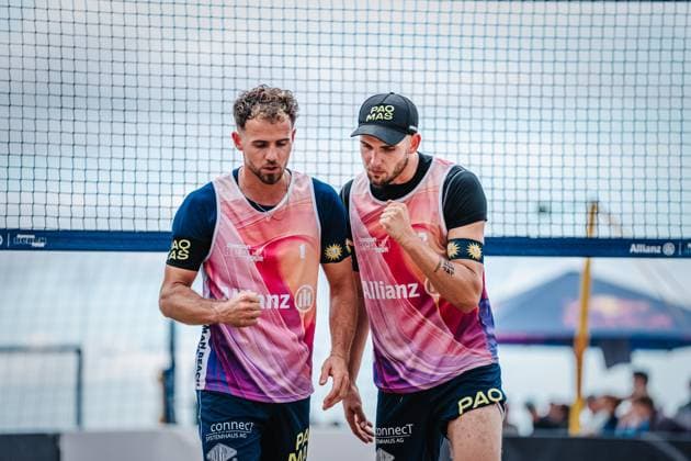 Beachvolleyball Männer Allianz German Beach Tour Deutsche Beachvolleyball-Meisterschaft 2024 30.08.2024 v.l. Jonas Sagstetter und Benedikt Sagstetter Timmendorfer Strand Ahmann-Hager-Arena Schleswig-Holstein Deutschland