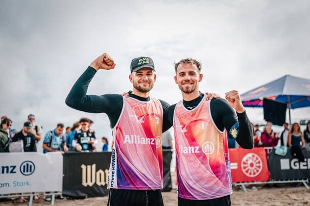 Beachvolleyball Männer Allianz German Beach Tour Deutsche Beachvolleyball-Meisterschaft 2024 30.08.2024 v.l. Benedikt Sagstetter und Jonas Sagstetter Timmendorfer Strand Ahmann-Hager-Arena Schleswig-Holstein Deutschland