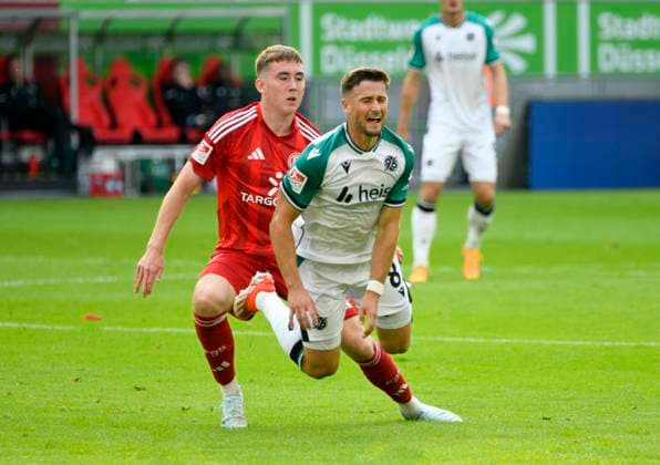 Merkur Spielarena Düsseldorf 30.8.2024, 2. Fussball Bundesliga Saison 2024 25 4. Spieltag, Fortuna Düsseldorf (F95) vs Hannover 96 (H96) - Isak Johannesson (F95), Enzo Leopold (H96)