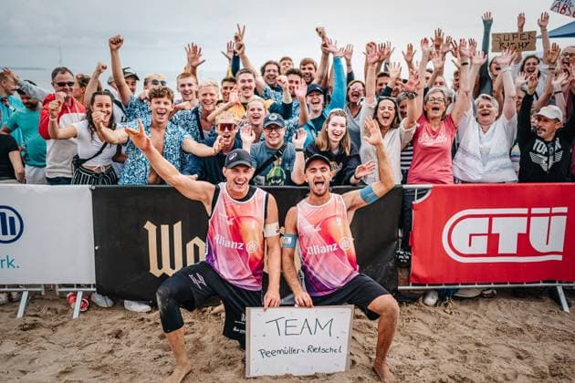 Beachvolleyball Männer Allianz German Beach Tour Deutsche Beachvolleyball-Meisterschaft 2024 30.08.2024 v.l., Richard Peemüller und Tilo Rietschel posieren mit den Fans Timmendorfer Strand Ahmann-Hager-Arena Schleswig-Holstein Deutschland
