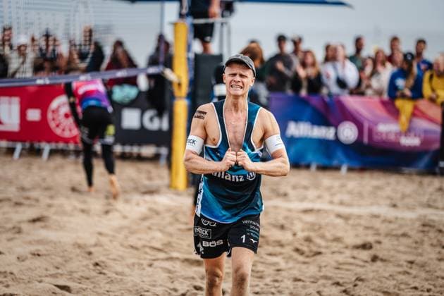 Beachvolleyball Männer Allianz German Beach Tour Deutsche Beachvolleyball-Meisterschaft 2024 30.08.2024 Georg Wolf enttäuscht reißt an seinem Trikot Timmendorfer Strand Ahmann-Hager-Arena Schleswig-Holstein Deutschland