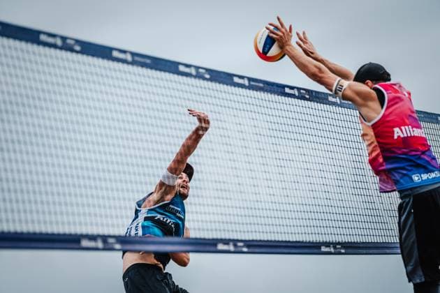 Beachvolleyball Männer Allianz German Beach Tour Deutsche Beachvolleyball-Meisterschaft 2024 30.08.2024 Manuel Harms (links) wird geblockt von Richard Peemüller (rechts) Timmendorfer Strand Ahmann-Hager-Arena Schleswig-Holstein Deutschland