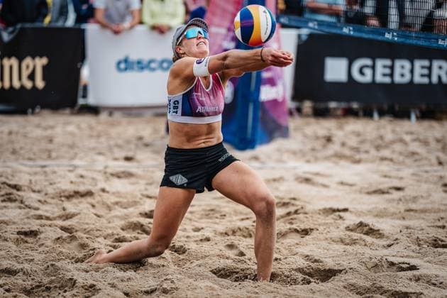 Beachvolleyball Frauen Allianz German Beach Tour Deutsche Beachvolleyball-Meisterschaft 2024 30.08.2024 Melanie Paul spielt den Ball Timmendorfer Strand Ahmann-Hager-Arena Schleswig-Holstein Deutschland