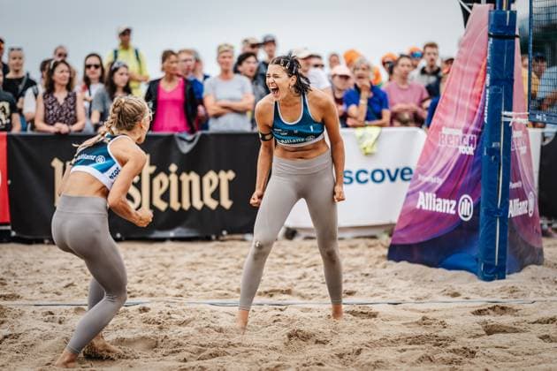 Beachvolleyball Frauen Allianz German Beach Tour Deutsche Beachvolleyball-Meisterschaft 2024 30.08.2024 v.l. Paula Schürholz und Janne Uhl jubel Timmendorfer Strand Ahmann-Hager-Arena Schleswig-Holstein Deutschland