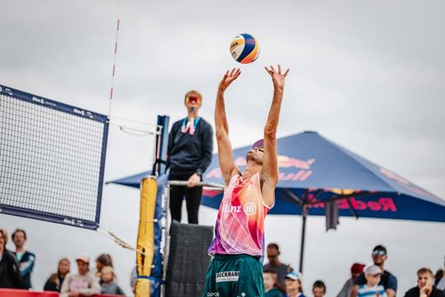 Beachvolleyball Männer Allianz German Beach Tour Deutsche Beachvolleyball-Meisterschaft 2024 30.08.2024 Niklas Held beim Zuspiel Timmendorfer Strand Ahmann-Hager-Arena Schleswig-Holstein Deutschland