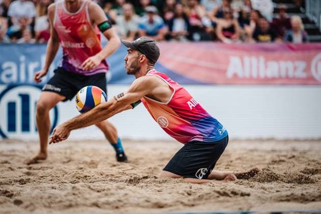 Beachvolleyball Männer Allianz German Beach Tour Deutsche Beachvolleyball-Meisterschaft 2024 30.08.2024 Clemens Wickler nimmt den Ball an Timmendorfer Strand Ahmann-Hager-Arena Schleswig-Holstein Deutschland