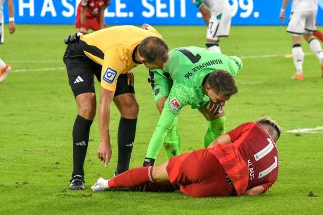Felix Klaus (Duesseldorf 11) verletzt am Boden dabei Florian Heft (SR) (li.) Ron-Robert Zieler (Hannover 1) (mi.) 30.08.2024 Fussball Fortuna Duesseldorf vs Hannover 96, Merkur Spiel-Arena, Duesseldorf, DFB DFL REGULATIONS PROHIBIT ANY USE OF PHOTOGRAPHS AS IMAGE SEQUENCES AND OR QUASI-VIDEO NRW Germany