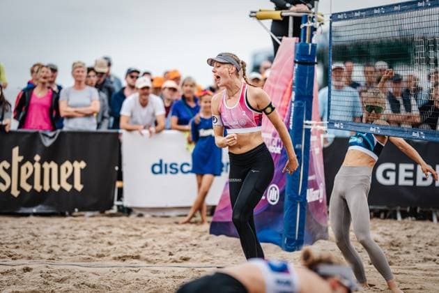 Beachvolleyball Frauen Allianz German Beach Tour Deutsche Beachvolleyball-Meisterschaft 2024 30.08.2024 Marie Schieder jubelt Timmendorfer Strand Ahmann-Hager-Arena Schleswig-Holstein Deutschland