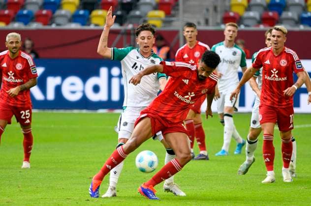 Merkur Spielarena Düsseldorf 30.8.2024, 2. Fussball Bundesliga Saison 2024 25 4. Spieltag, Fortuna Düsseldorf (F95) vs Hannover 96 (H96) - Jannik Rochelt (H96), Emmanuel Iyoha (F95)